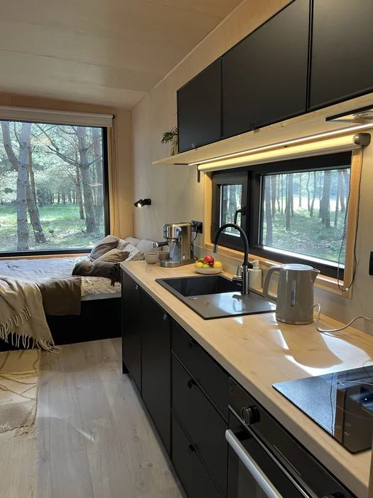 Domek letniskowy, całoroczny z balią, jacuzzi Tiny House „Sosnowa Baza” Jezioro, lasy – zdjęcie 9