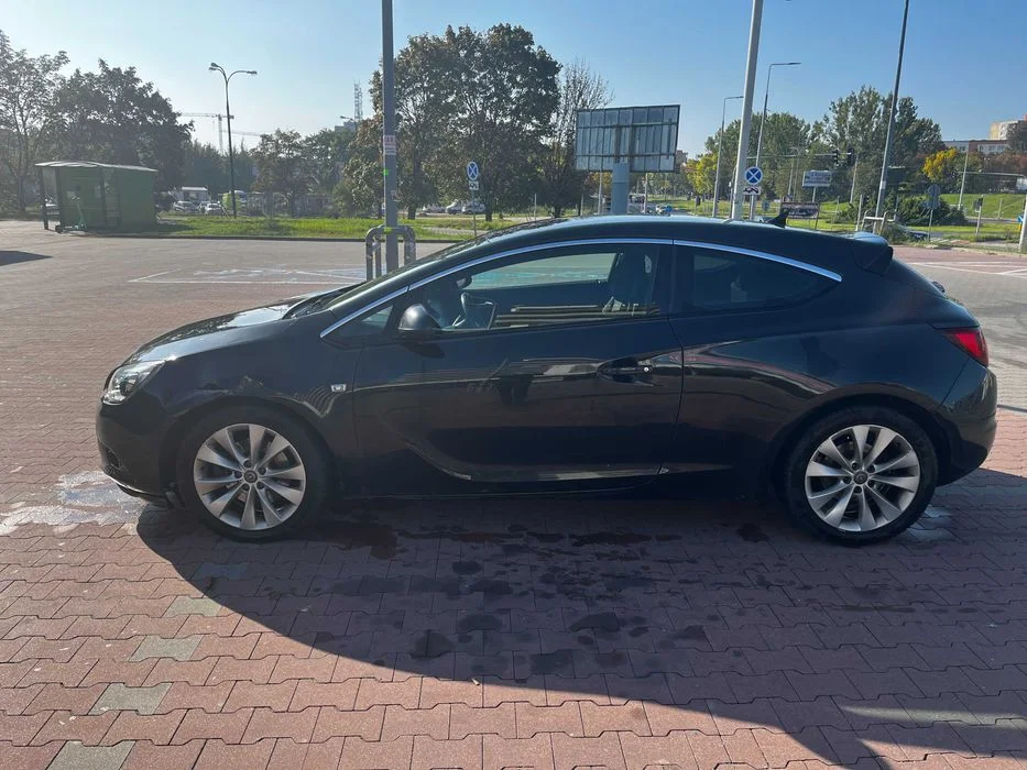 Opel Astra J GTC – zdjęcie 2