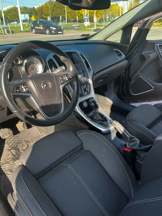 Opel Astra J GTC – zdjęcie 8