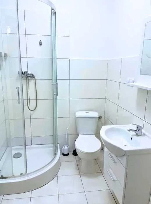 Pokój do wynajęcia - prywatna lazienka, TV, lodówka, internet, parking - Józefów – zdjęcie 4