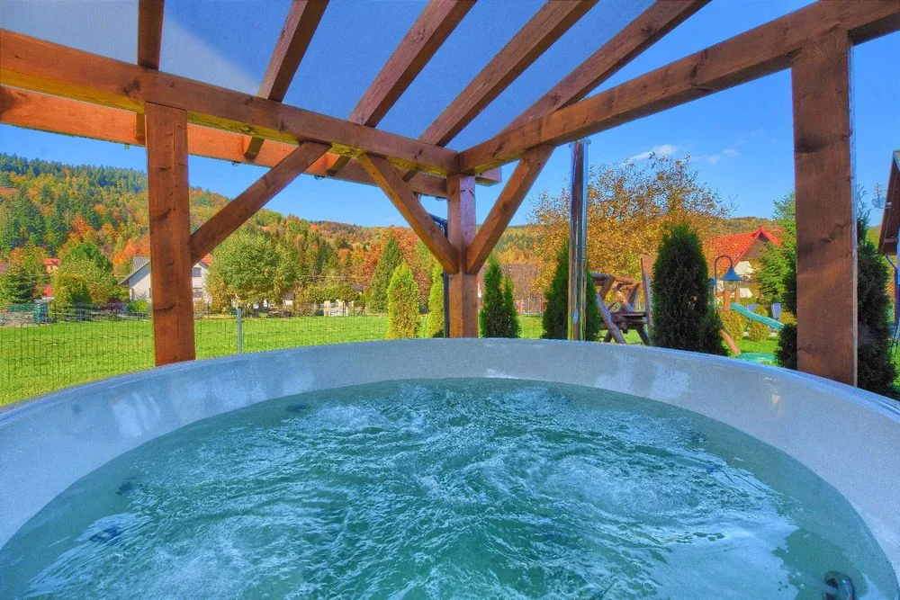 komfortowe domki - jacuzzi ogrodowe oraz sauna.