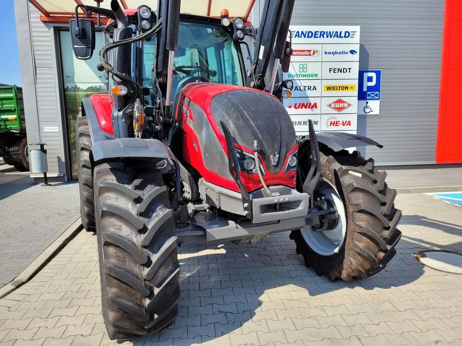 Valtra N114 Valtra N114 z ladowaczem Quicke Q5 – zdjęcie 4