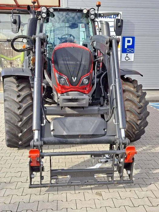 Valtra N114 Valtra N114 z ladowaczem Quicke Q5 – zdjęcie 3