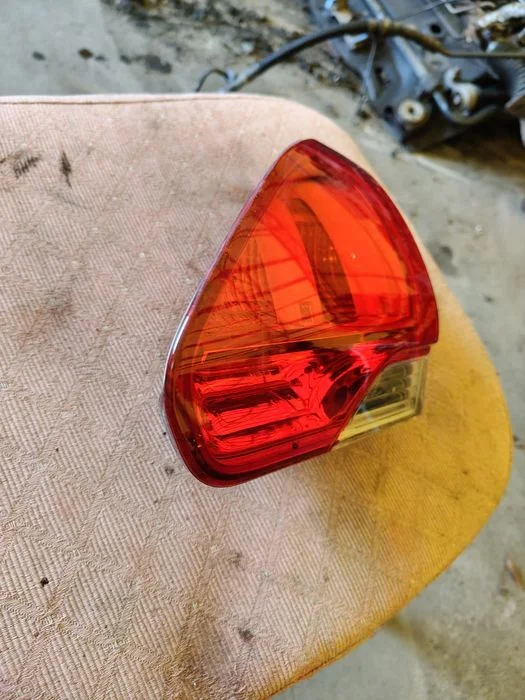 Prawa lampa w klape bagażnika Peugeot 2008