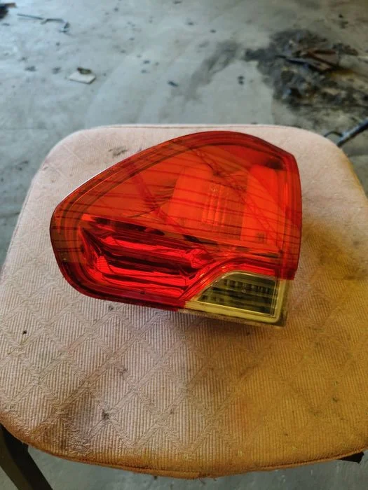 Prawa lampa w klape bagażnika Peugeot 2008 – zdjęcie 3