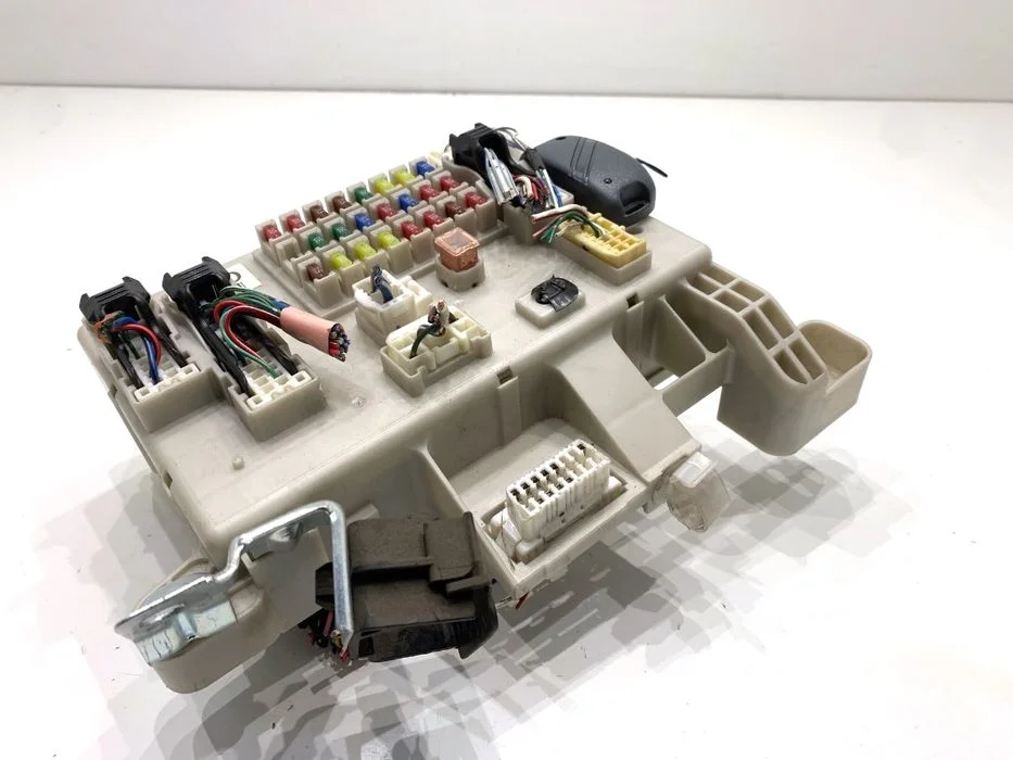 MODUŁ BSI TOYOTA LAND CRUISER J12 Terenowy 02-10 STEROWNIK