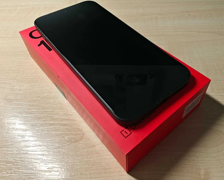 OnePlus 15 12/256GB (CPH2747) Stan Bdb Ekran OLED LTPO eSIM Ładowarka 120W Futerał PL