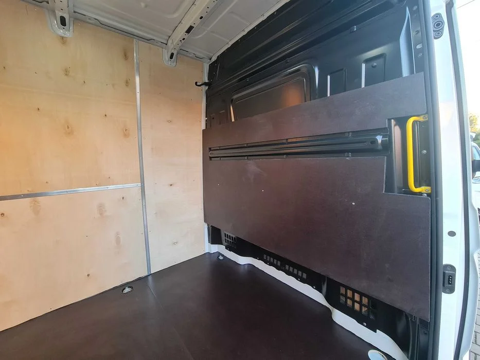 Zabudowa zabezpieczenie ze sklejki Volkswagen Crafter van – zdjęcie 10