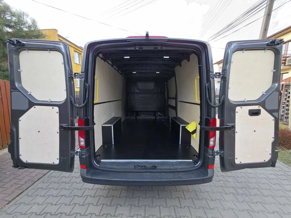 Zabudowa zabezpieczenie ze sklejki Volkswagen Crafter van