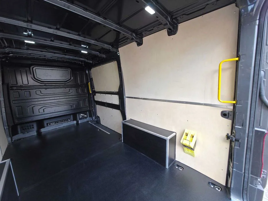 Zabudowa zabezpieczenie ze sklejki Volkswagen Crafter van – zdjęcie 3