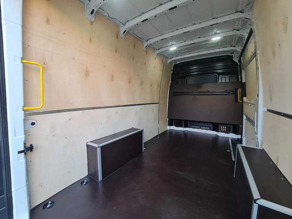 Zabudowa zabezpieczenie ze sklejki Volkswagen Crafter van – zdjęcie 8