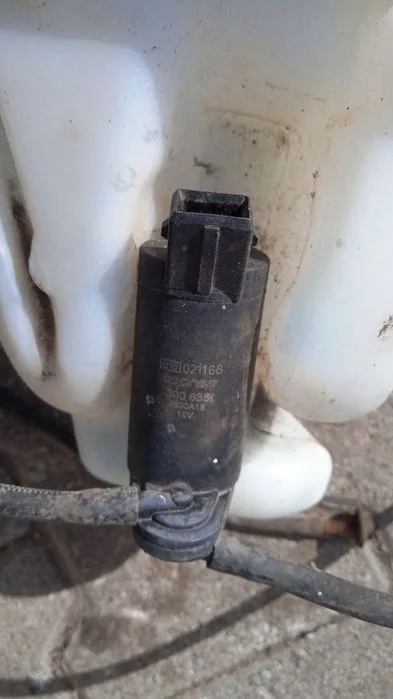 Zbiornik spryskiwaczy xs4117618cf z pompką 3006350 Ford Focus Mk1 – zdjęcie 2