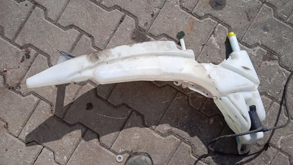 Zbiornik spryskiwaczy xs4117618cf z pompką 3006350 Ford Focus Mk1