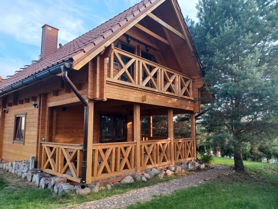 Domek nad jeziorem na Mazurach wynajem coloroczny kominek wolny