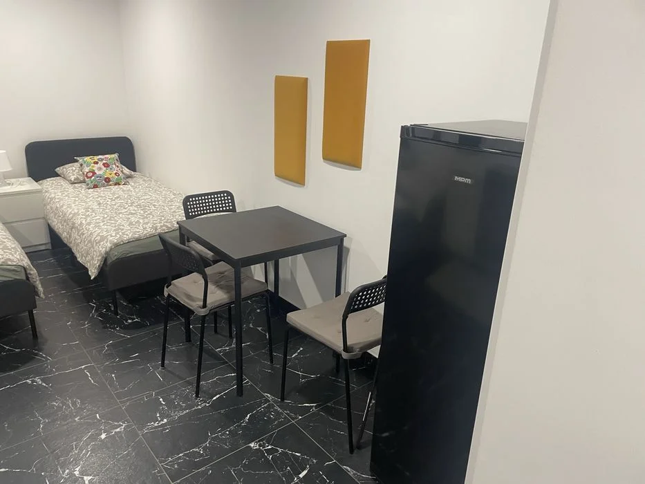 Pokoje z prywatną łazienką oraz kuchnią, 3 minuty od Umicore, Ionway – zdjęcie 11