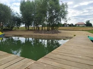 Domek nad jeziorem z linią brzegową, pięknym widokiem, sauną i jacuzzi – zdjęcie 4