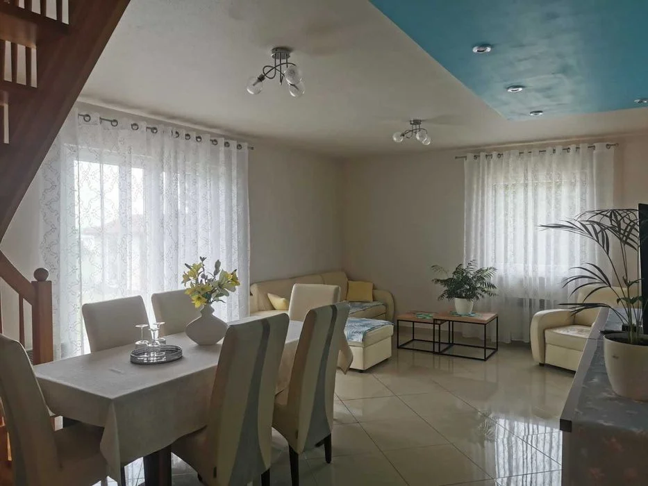 Domek nad jeziorem z linią brzegową, pięknym widokiem, sauną i jacuzzi – zdjęcie 12