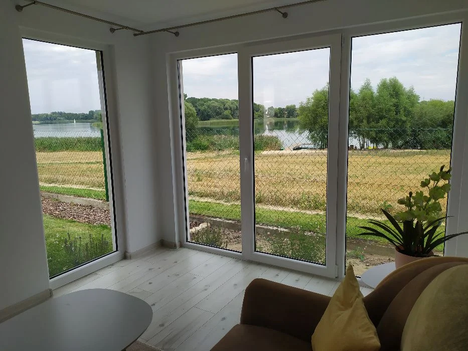Domek nad jeziorem z linią brzegową, pięknym widokiem, sauną i jacuzzi – zdjęcie 2
