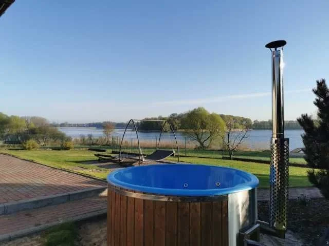 Domek nad jeziorem z linią brzegową, pięknym widokiem, sauną i jacuzzi – zdjęcie 9