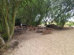 Domek nad jeziorem z linią brzegową, pięknym widokiem, sauną i jacuzzi – zdjęcie 7