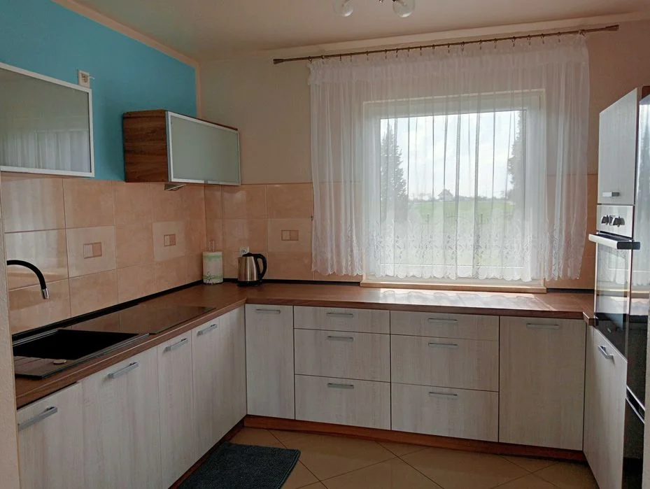 Domek nad jeziorem z linią brzegową, pięknym widokiem, sauną i jacuzzi – zdjęcie 8