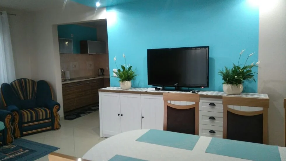 Domek nad jeziorem z linią brzegową, pięknym widokiem, sauną i jacuzzi – zdjęcie 3