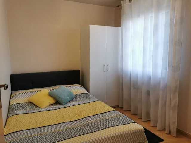 Domek nad jeziorem z linią brzegową, pięknym widokiem, sauną i jacuzzi – zdjęcie 10