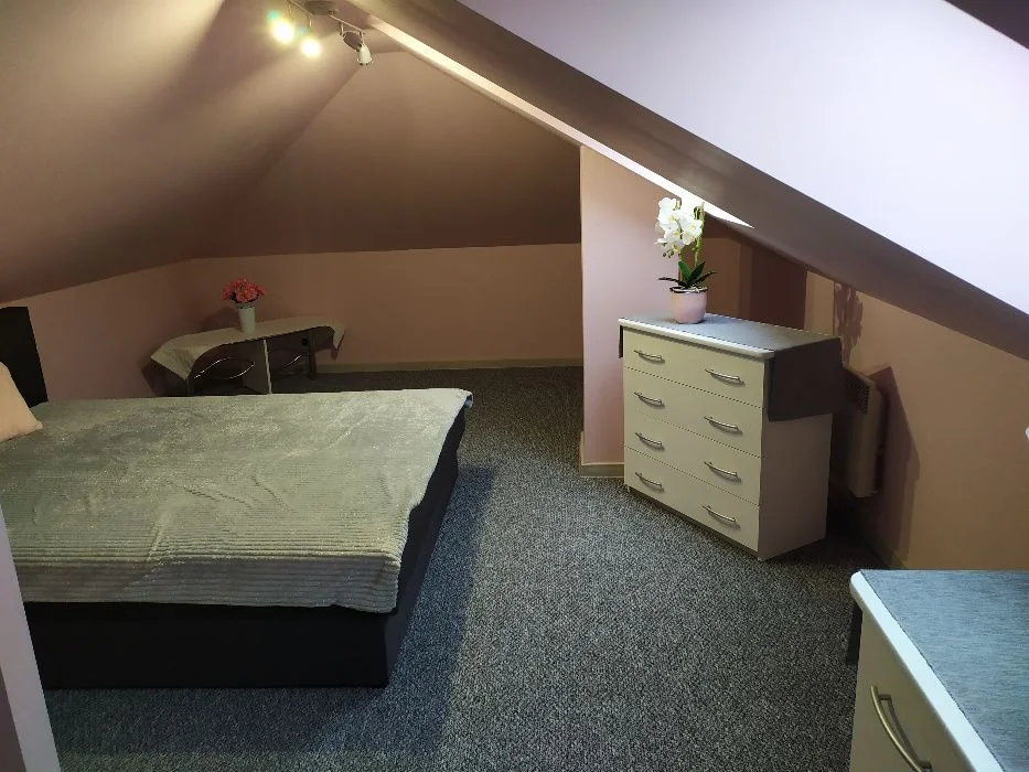 Domek nad jeziorem z linią brzegową, pięknym widokiem, sauną i jacuzzi – zdjęcie 5