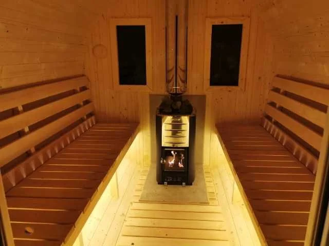 Domek nad jeziorem z linią brzegową, pięknym widokiem, sauną i jacuzzi – zdjęcie 11