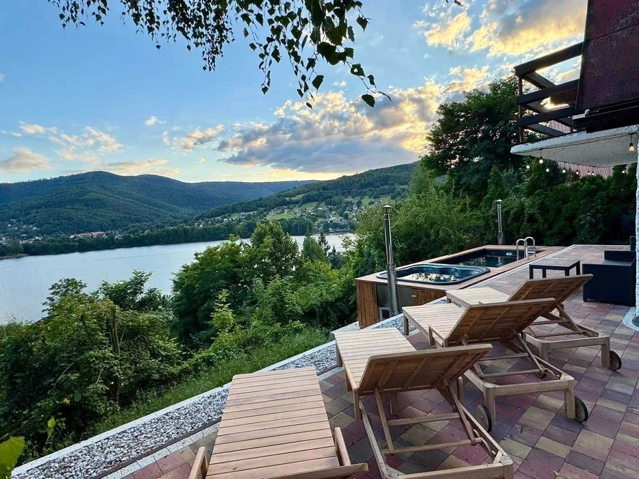 Dom nad jeziorem z jacuzzi – komfortowy pobyt w naturze- 120 zł/osoba, Luksusowe domki w górach z balią i jacuzzi na niezapomniany kawalerski nad wodą – zdjęcie 3