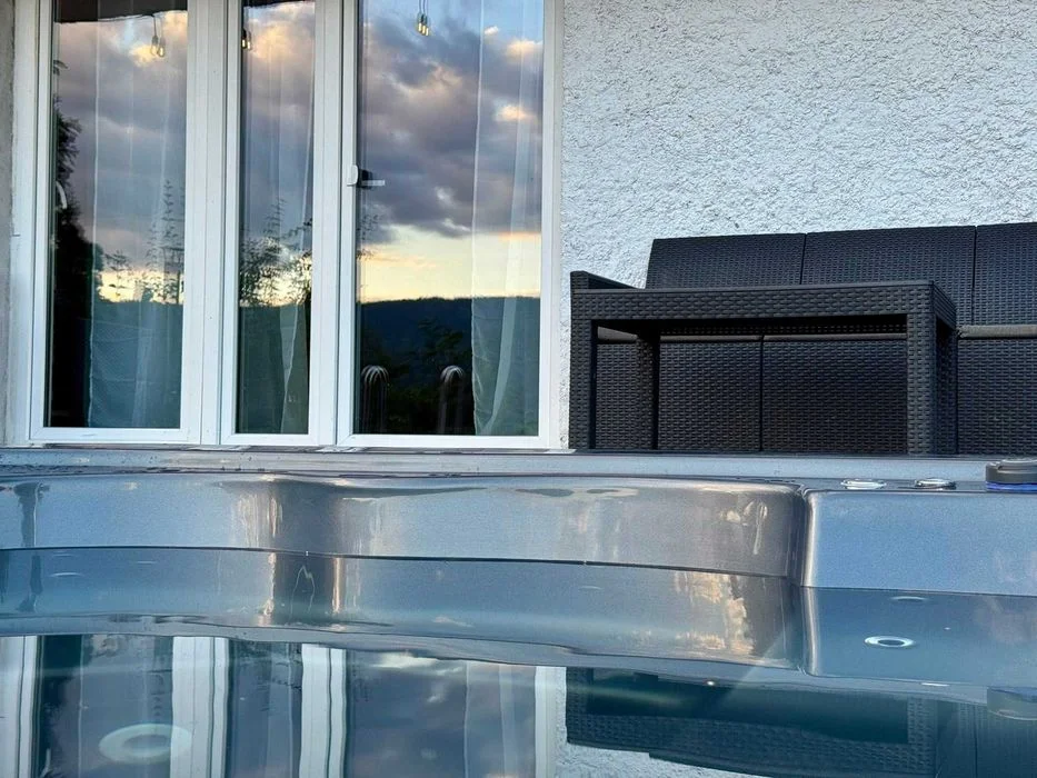 Dom nad jeziorem z jacuzzi – komfortowy pobyt w naturze- 120 zł/osoba, Luksusowe domki w górach z balią i jacuzzi na niezapomniany kawalerski nad wodą – zdjęcie 4