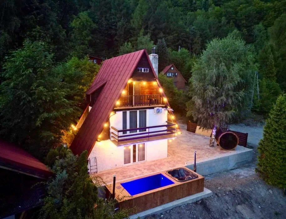 Dom nad jeziorem z jacuzzi – komfortowy pobyt w naturze- 120 zł/osoba, Luksusowe domki w górach z balią i jacuzzi na niezapomniany kawalerski nad wodą – zdjęcie 5