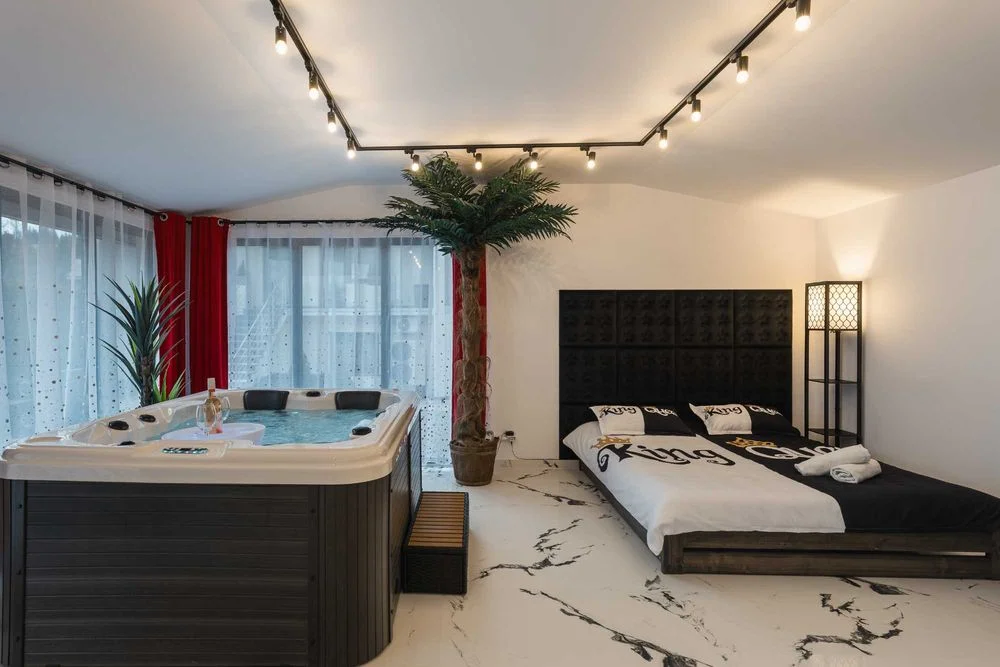 Domek apartament LOVE SPA JAUCUZZI w pokoju na wyłączność bez limitów na życzenie śniadanie do pokoju strefa z jacuzzi na zewnątrz grill rowery e-bike – zdjęcie 2