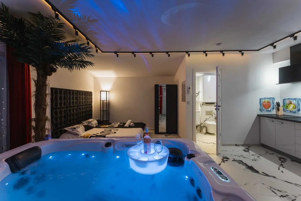 Domek apartament LOVE SPA JAUCUZZI w pokoju na wyłączność bez limitów na życzenie śniadanie do pokoju strefa z jacuzzi na zewnątrz grill rowery e-bike – zdjęcie 5