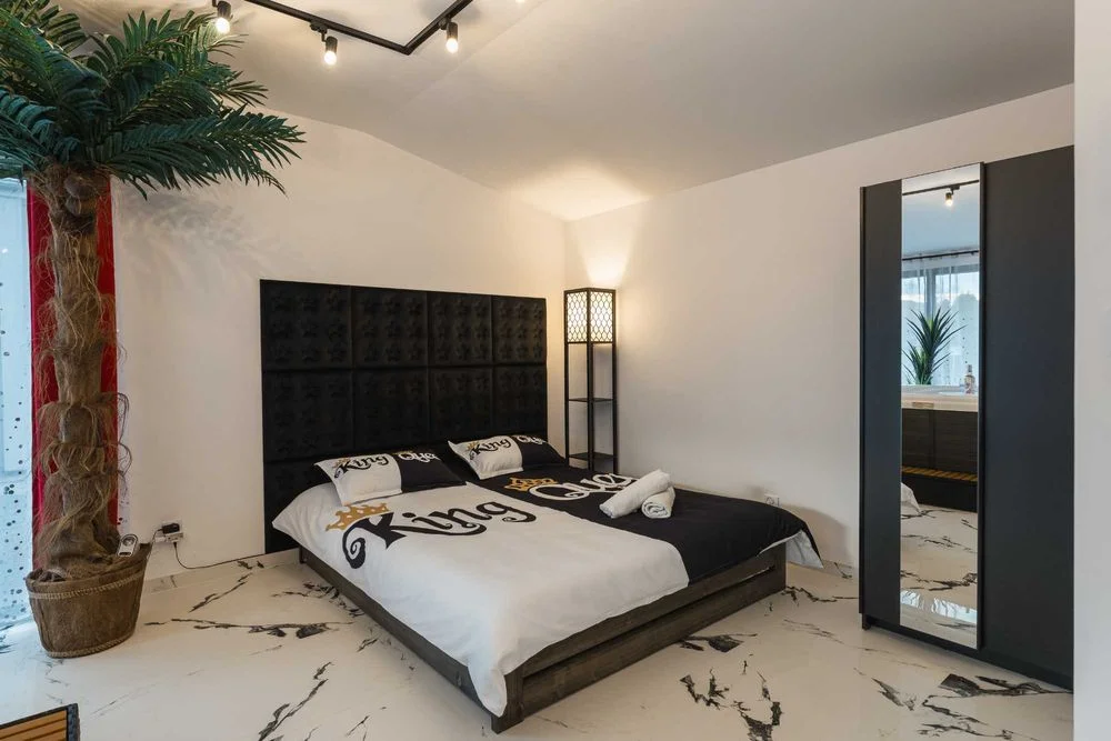 Domek apartament LOVE SPA JAUCUZZI w pokoju na wyłączność bez limitów na życzenie śniadanie do pokoju strefa z jacuzzi na zewnątrz grill rowery e-bike – zdjęcie 4