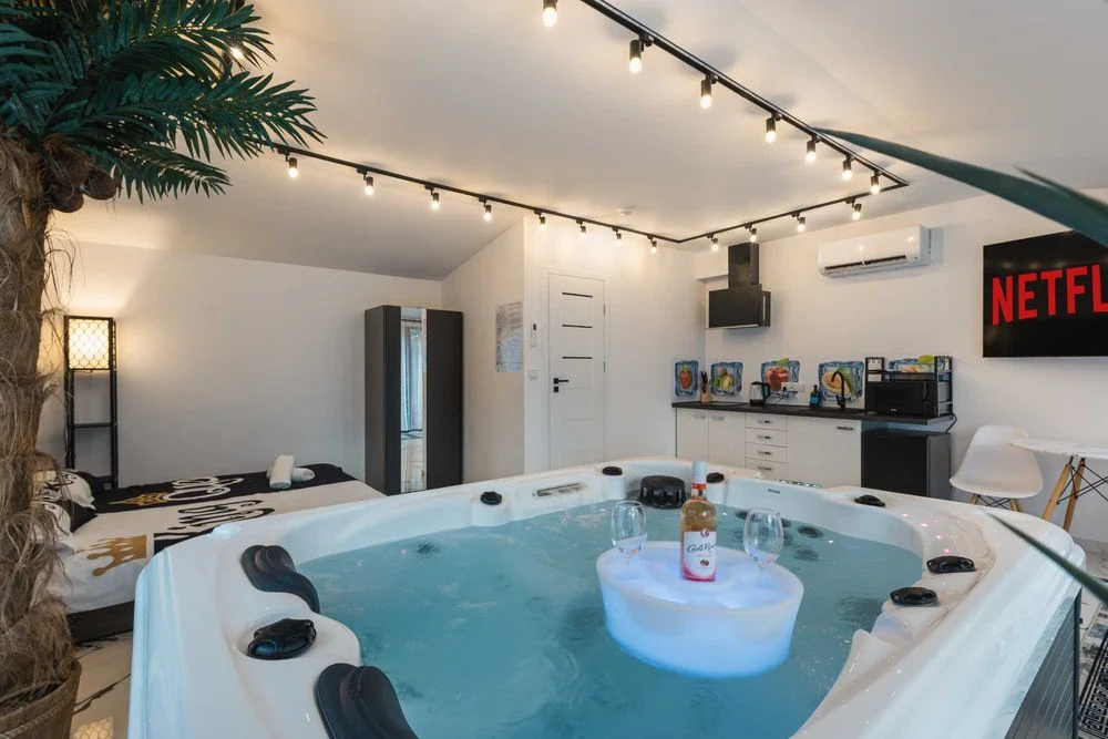 Domek apartament LOVE SPA JAUCUZZI w pokoju na wyłączność bez limitów na życzenie śniadanie do pokoju strefa z jacuzzi na zewnątrz grill rowery e-bike – zdjęcie 6