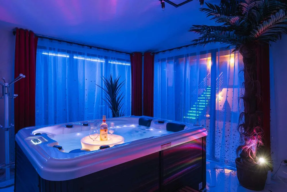 Domek apartament LOVE SPA JAUCUZZI w pokoju na wyłączność bez limitów na życzenie śniadanie do pokoju strefa z jacuzzi na zewnątrz grill rowery e-bike – zdjęcie 10