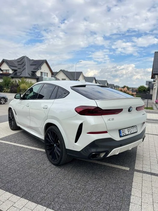 BMW X6 40i xDrive M-Pakiet – 2021 – Przebieg 68 000 km – Biały – Bogate Wyposażenie – PERFEKCYJNY STAN – zdjęcie 4