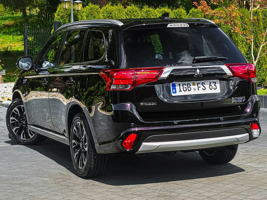Mitsubishi Outlander 2,0 PLUG IN HYBRYDA ! 4X4 ! Automat ! Instyle Navi + ! Kamera 360 ! – zdjęcie 3