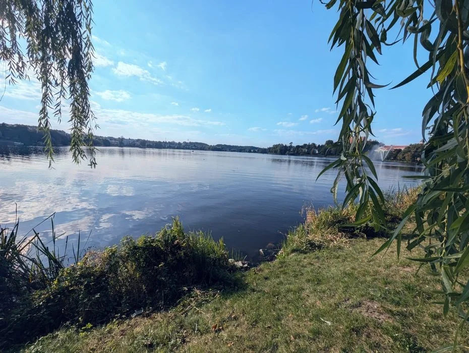 Komfortowy apartament w Centrum PRZY SAMYM JEZIORZE – zdjęcie 2