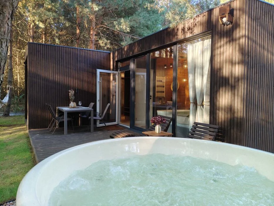 Domki na wynajem w lesie pod Warszawą - jacuzzi i sauna – zdjęcie 3
