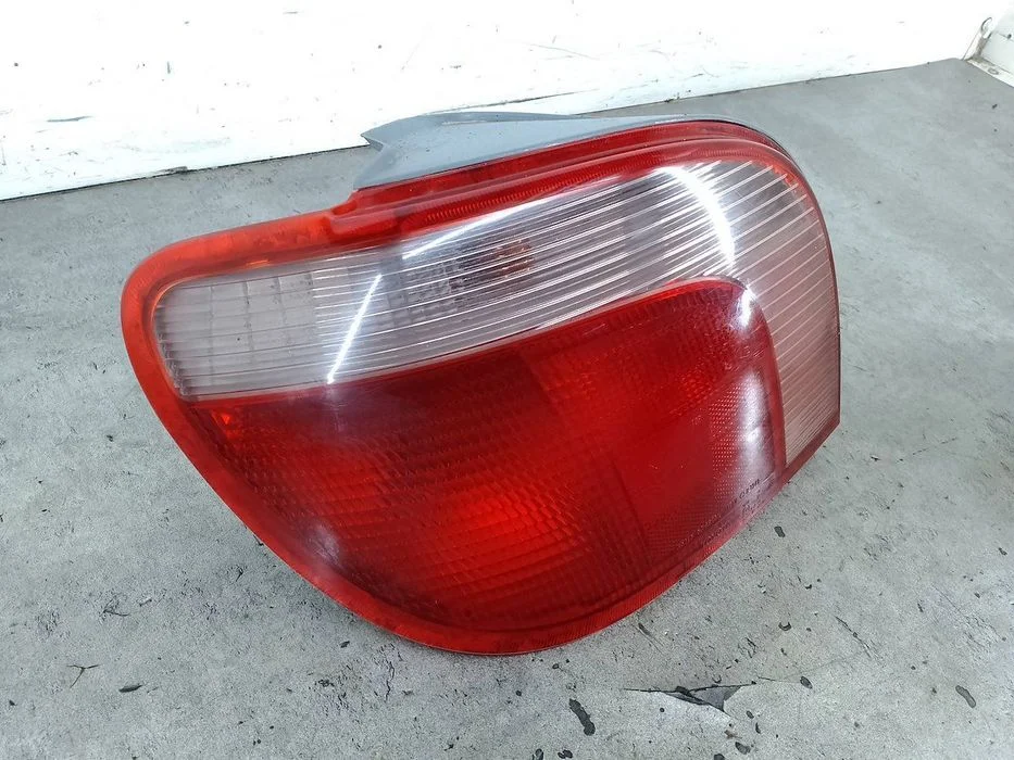Lampa Tylna Lewa Toyota Yaris I 53-08701L 52-005 Hatchback 3D – zdjęcie 5