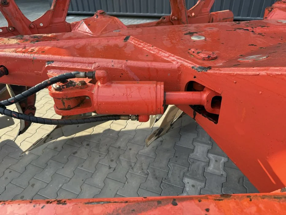 Pług KUHN 5+1 VARI TIMER 6 skib vario liniowanie na kole – zdjęcie 6
