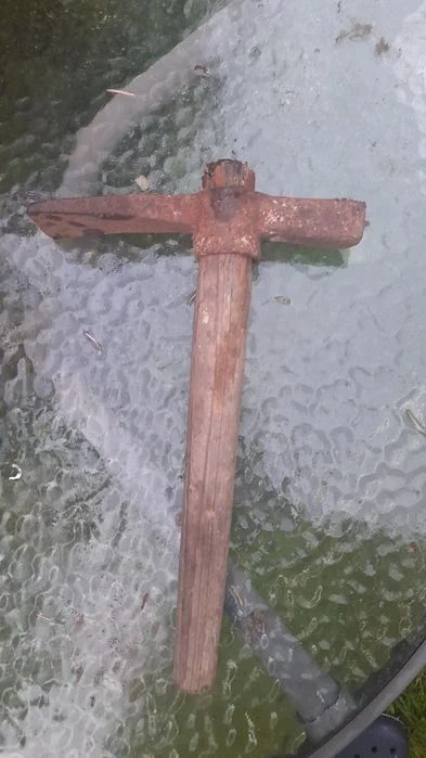 Kilof z czasów prl