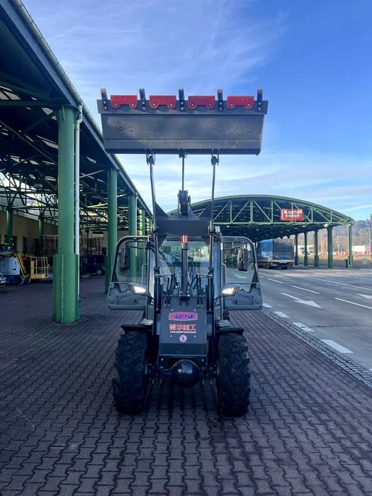 Ładowarka Kołowa Przegubowa 2000KG 2T 4x4 DIESEL WEICHAI 50KM WYSOKOŚĆ PODNOSZENIA 3,1 M – Nowa – Gwarancja 2-Lata – Dostawa Cała Polska – zdjęcie 2