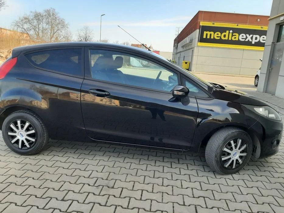 Sprzedam samochód Ford Fiesta MK7. Przegląd i,ubezpieczenie auta do styczeń 2027r.5 osobowy, , zamek centralny, klimatyzacja, elektryczne szyby – zdjęcie 4