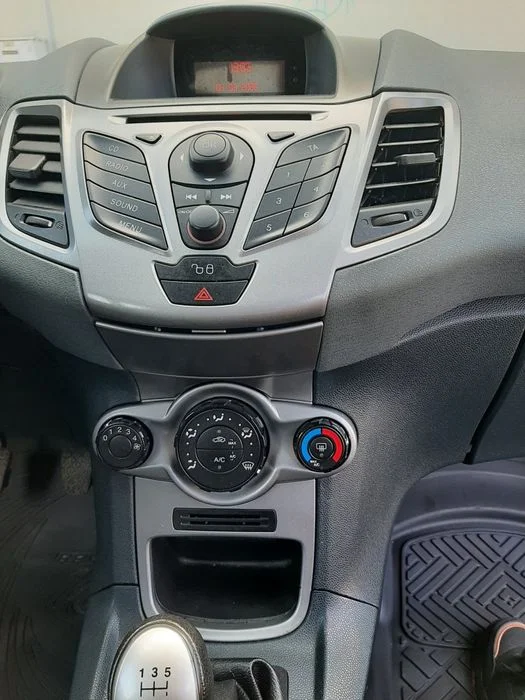 Sprzedam samochód Ford Fiesta MK7. Przegląd i,ubezpieczenie auta do styczeń 2027r.5 osobowy, , zamek centralny, klimatyzacja, elektryczne szyby – zdjęcie 2