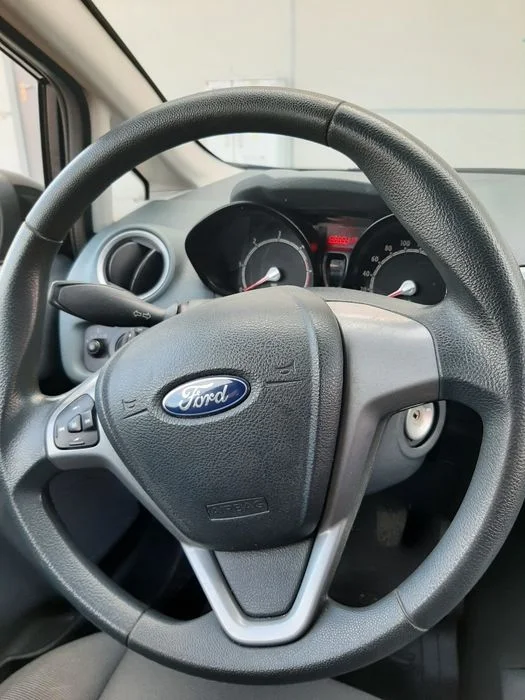 Sprzedam samochód Ford Fiesta MK7. Przegląd i,ubezpieczenie auta do styczeń 2027r.5 osobowy, , zamek centralny, klimatyzacja, elektryczne szyby