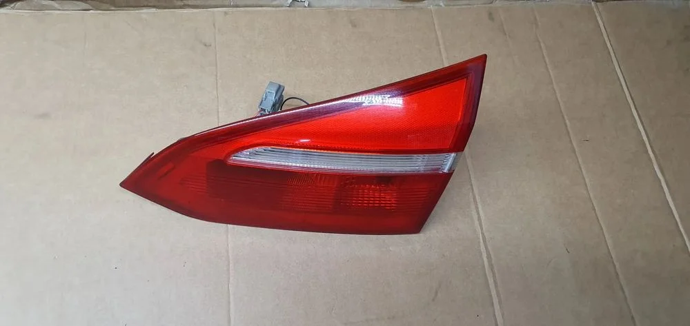 Lampa prawy tył tylna prawa w klapę Ford Focus MK3 Lift Kombi F1EB-13A602-BA – zdjęcie 2