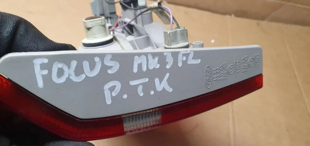 Lampa prawy tył tylna prawa w klapę Ford Focus MK3 Lift Kombi F1EB-13A602-BA – zdjęcie 10
